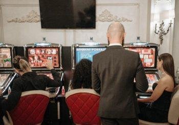 What first-timers should think about when choosing casino games? - Gifts for Card Players